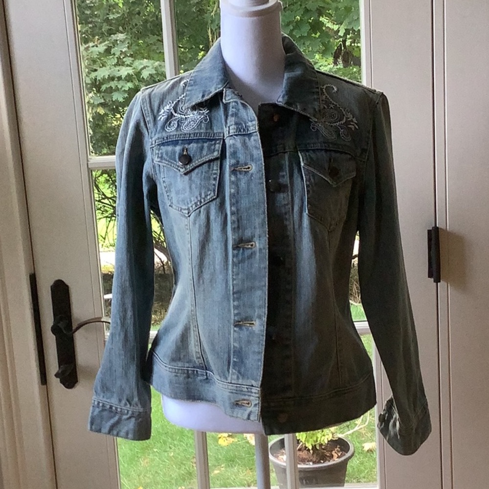 Jean jacket Embellished with white embroidery. Machine washable. Size P6.